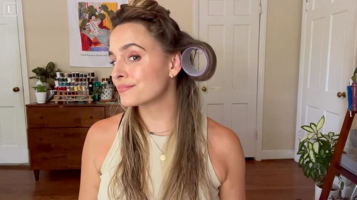 how to get big supermodel esque 90s blowout hair in 5 easy steps, Putting hair in Velcro hair rollers