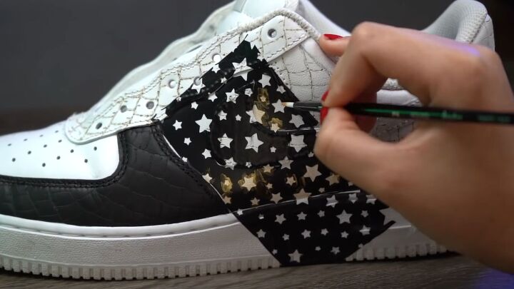 how to make textured diy croc skin sneakers with a wood burning tool, Painting stars with stencisl