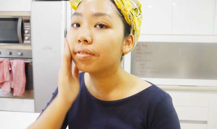 how to make an aloe vera hair mask zero waste beauty, Applying the aloe vera gel to the face