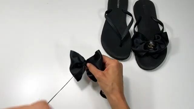 4 simple steps to make gorgeous expensive looking flip flops, Pulling needle through center of the bow