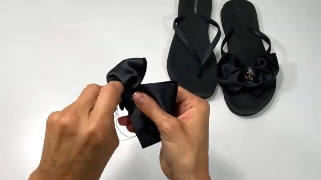 4 simple steps to make gorgeous expensive looking flip flops, Stitching button to bow