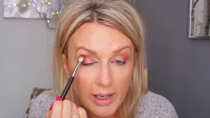 how to create a glamorous makeup look for hooded eyes in 5 minutes, Patting eyeshadow to outer V of eye