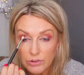 how to create a glamorous makeup look for hooded eyes in 5 minutes, Blending shadow into crease