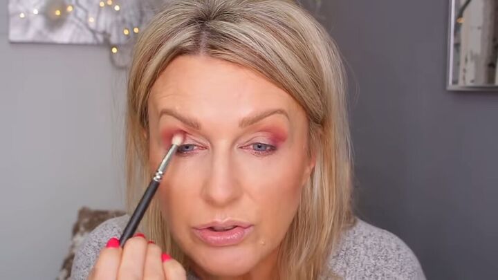 how to create a glamorous makeup look for hooded eyes in 5 minutes, Blending shadow into crease