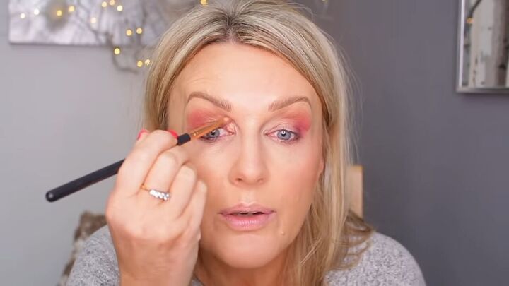 how to create a glamorous makeup look for hooded eyes in 5 minutes, Tap and drag shimmery shadow to mobile lid