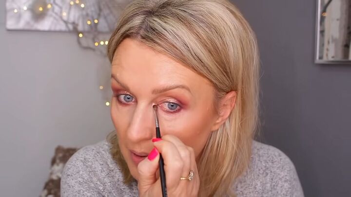 how to create a glamorous makeup look for hooded eyes in 5 minutes, Highlighting inner corner of eyes