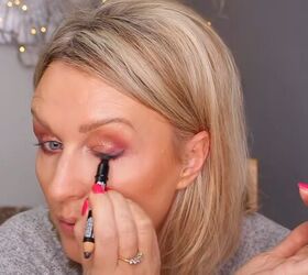 how to create a glamorous makeup look for hooded eyes in 5 minutes, Smudging eyeliner