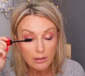 how to create a glamorous makeup look for hooded eyes in 5 minutes, Applying mascara to lashes