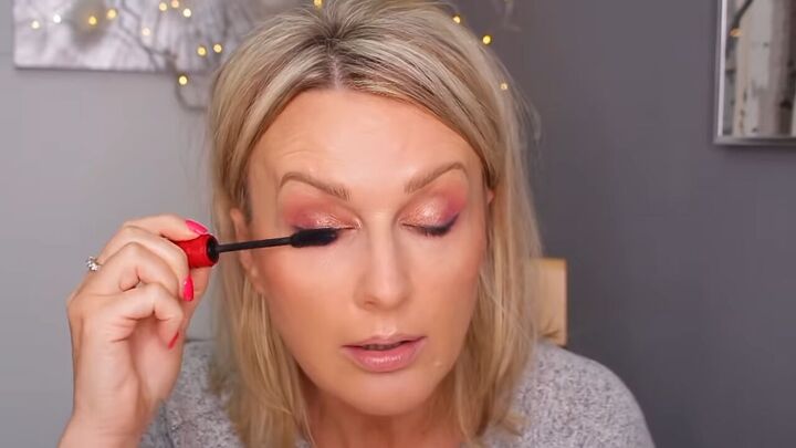 how to create a glamorous makeup look for hooded eyes in 5 minutes, Applying mascara to lashes