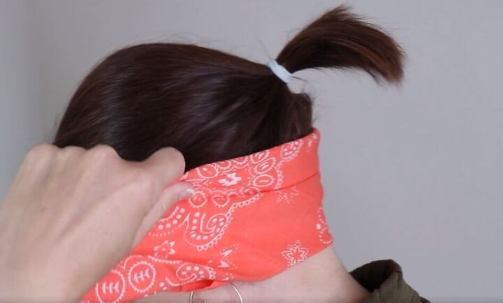 9 easy super cute bandana hairstyles to try out this summer, Wrapping the bandana around the back of the head