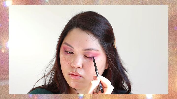 this cute pink purple smokey eye look is perfect for summer, Applying a gel liner to eyes