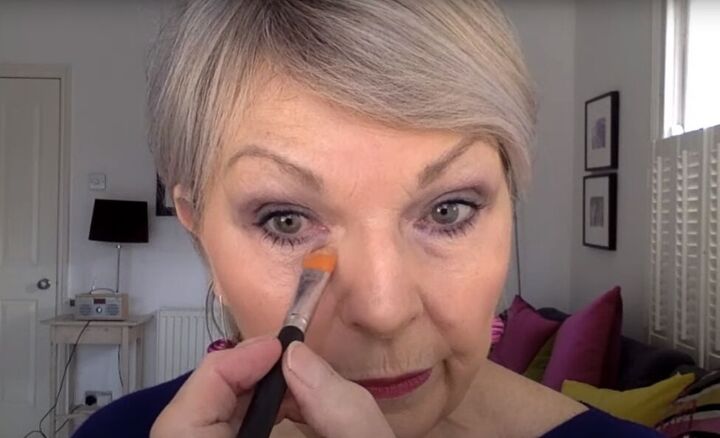 how best to use translucent powder for mature skin, Applying concealer with a brush
