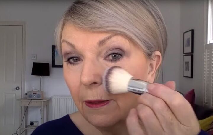 how best to use translucent powder for mature skin, Applying translucent powder with a large brush