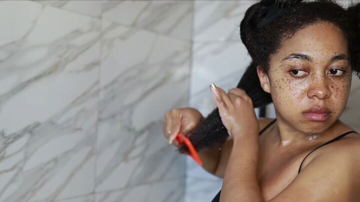 10 easy steps to make straight hair curly and bring back the bounce, Combing conditioner through hair