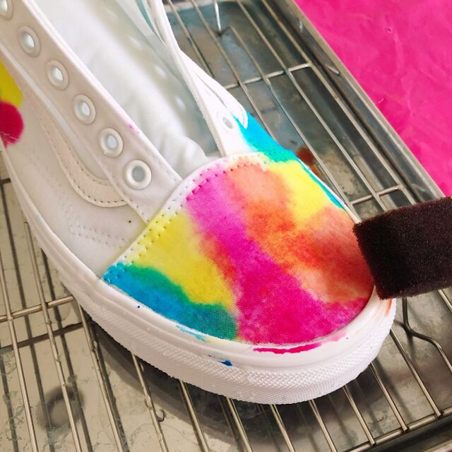 how to tie dye white canvas shoes