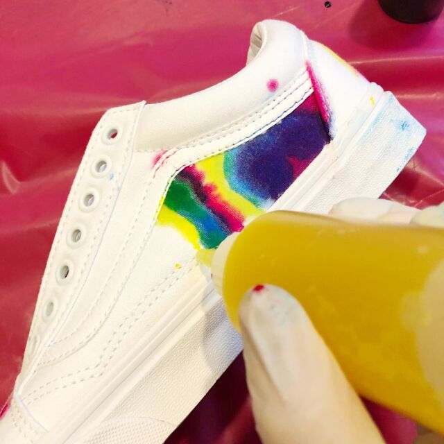 how to tie dye white canvas shoes