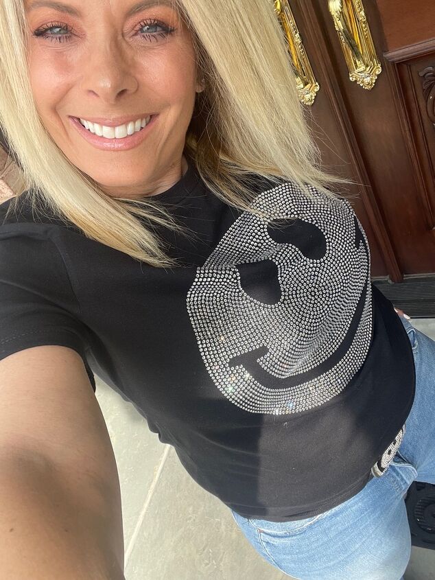 how to style rhinestone t shirts, How cute is this smiley tee and matching smile belt buckle