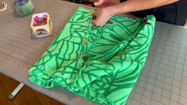 how to sew shorts a matching a tote using an old beach towel, Clipping the center seam