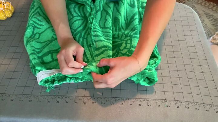 how to sew shorts a matching a tote using an old beach towel, Pinning the waistband