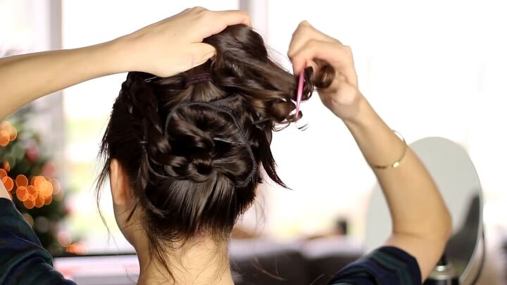 10 steps to create a beautiful braided audrey hepburn hairstyle, Combing through the curls