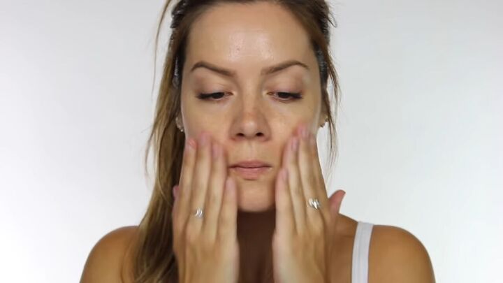 try this soft light summer makeup without foundation, Applying a matte primer for summer