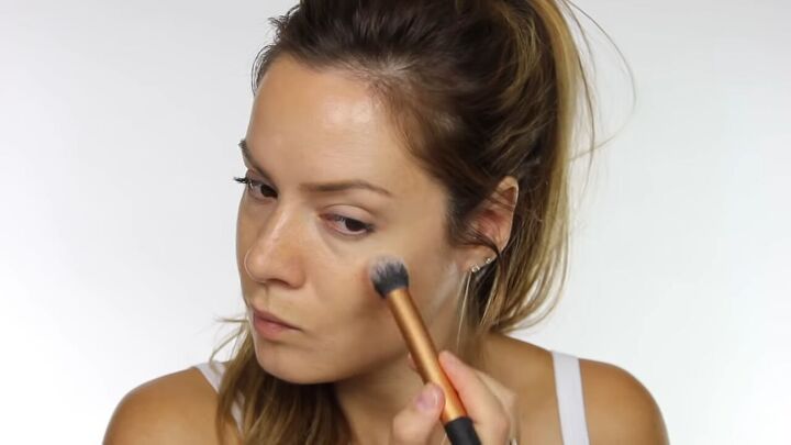 try this soft light summer makeup without foundation, Applying shimmer to the cheeks