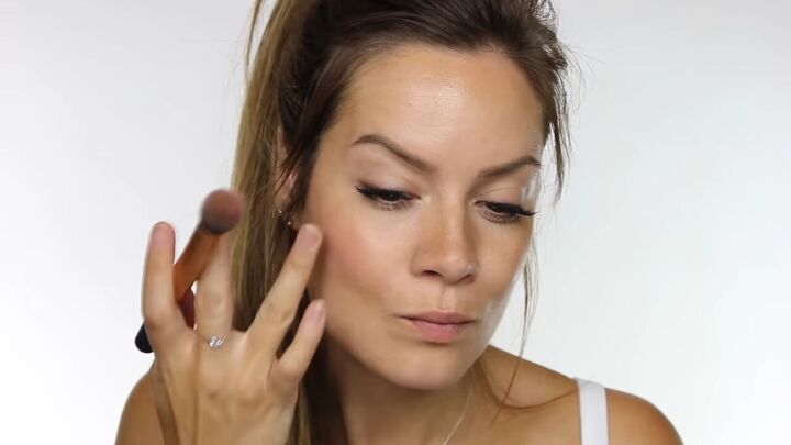 try this soft light summer makeup without foundation, Applying cream blush with fingers