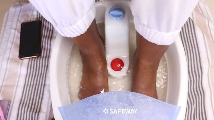 need to manicure your toes find the steps in this easy tutorial, Soaking feet in foot bath