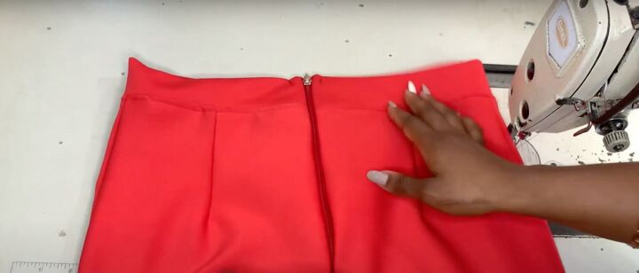 how to make a pencil skirt with a front slit, Attaching a zipper to the pencil skirt