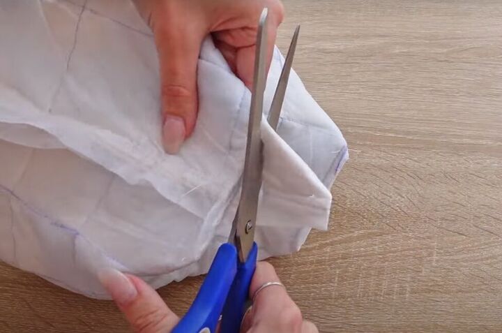 how to make a puffy quilted purse with a cross body strap, Trimming the corners