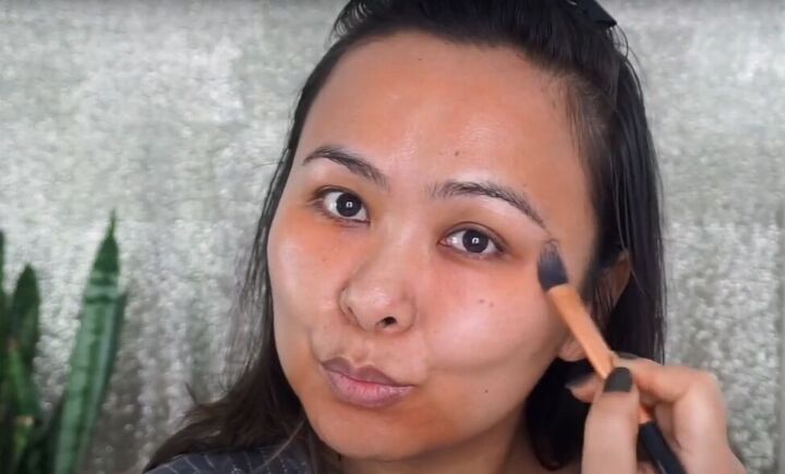 how to do a rose gold eyeshadow look with a metallic halo, Applying color corrector