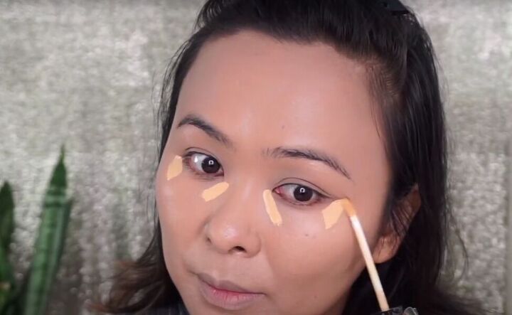 how to do a rose gold eyeshadow look with a metallic halo, Highlighting under the eyes