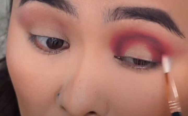 how to do a rose gold eyeshadow look with a metallic halo, Applying a burgundy shade in the crease