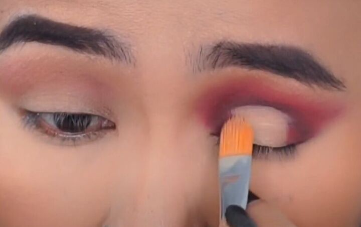 how to do a rose gold eyeshadow look with a metallic halo, Applying concealer to the center of the eyelid