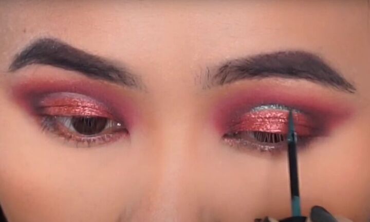 how to do a rose gold eyeshadow look with a metallic halo, Adding a green shimmery metallic halo