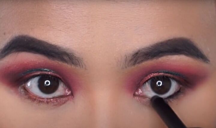 how to do a rose gold eyeshadow look with a metallic halo, Lining eyes with kohl