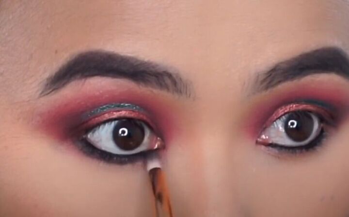 how to do a rose gold eyeshadow look with a metallic halo, Smudging and blending eyeliner