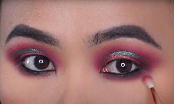 how to do a rose gold eyeshadow look with a metallic halo, Applying burgundy eyeshadow under the eye