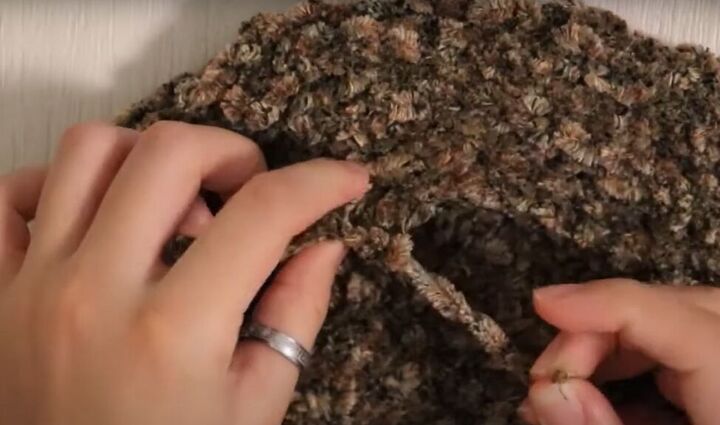 how to crochet a beanie hat for beginners, Tying off the ends