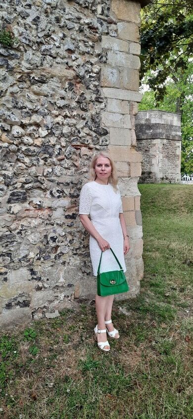styling tips for a white mini dress, A pop of green