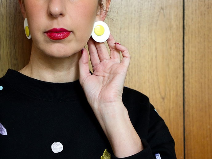 fried egg earrings an eggcellent idea