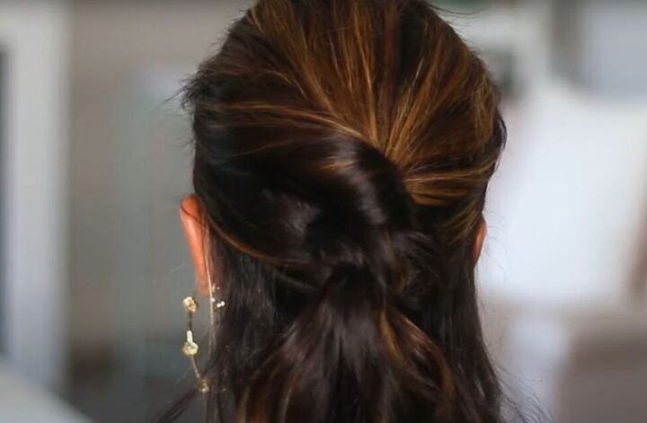 6 cute summer hairstyles that are super simple to do, Double topsy tail summer hairstyle