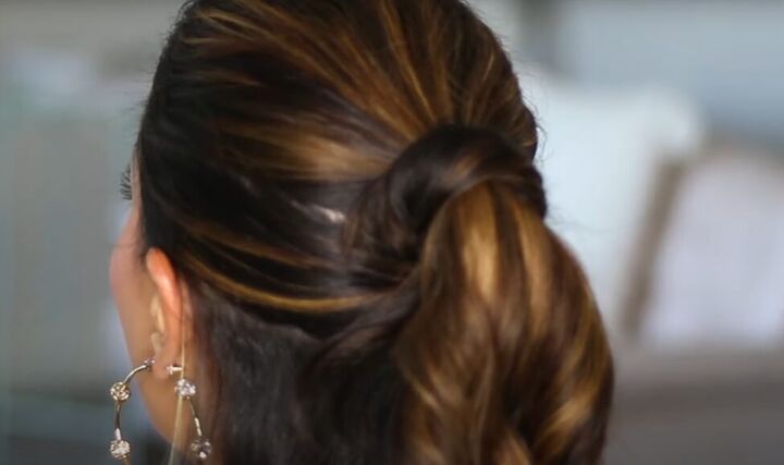 6 cute summer hairstyles that are super simple to do, Topsy bun hairstyle