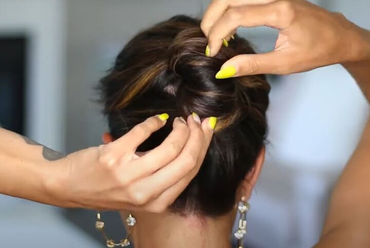 6 cute summer hairstyles that are super simple to do, Tucking in the ends of the ponytail