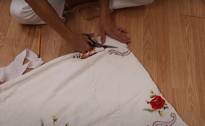 how to make a skirt out of a tablecloth in 3 simple steps, Drawing a curve to the connect the points