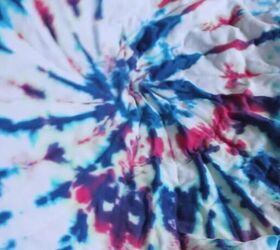 how to make a diy festival outfit with tie dye fringe beads, Spiral tie dye t shirt
