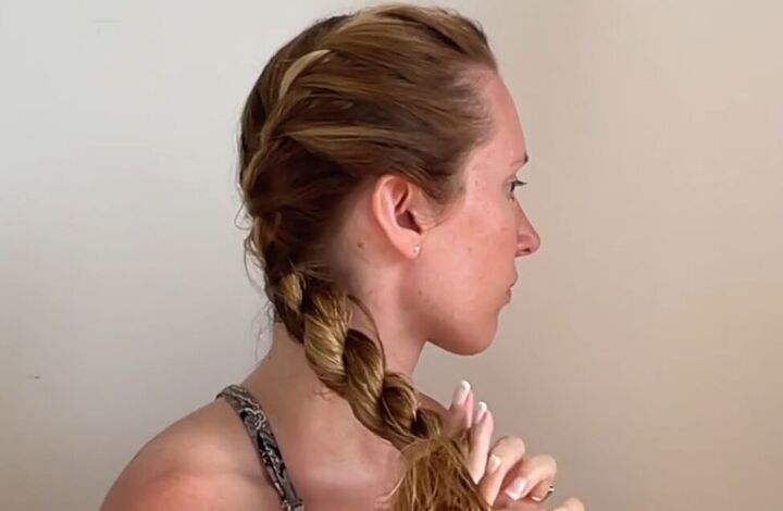 4 cute hairstyles with wet hair that are quick easy to do, Braiding hair down the back of the head