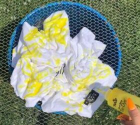 4 cool tie dye patterns that are fun easy to do, Adding yellow dye to the t shirt