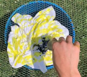 4 cool tie dye patterns that are fun easy to do, Adding blue dye to the t shirt