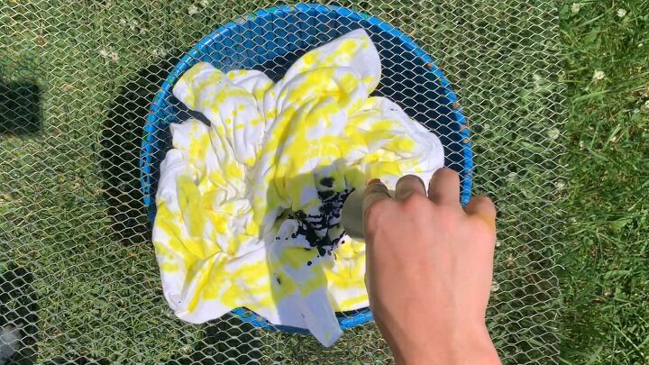4 cool tie dye patterns that are fun easy to do, Adding blue dye to the t shirt